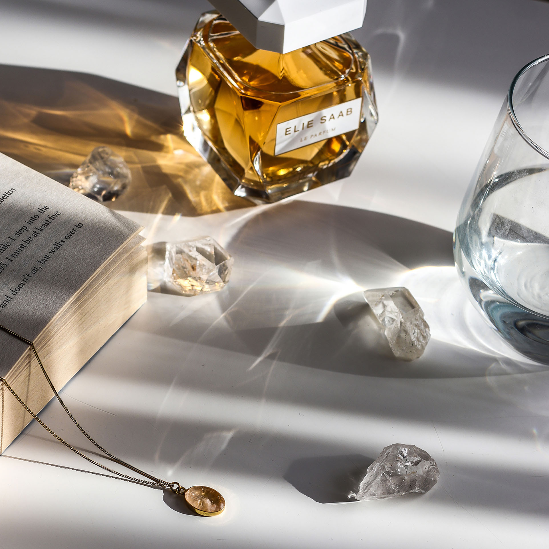 Lifestyle fotografie šperků Yournia detail